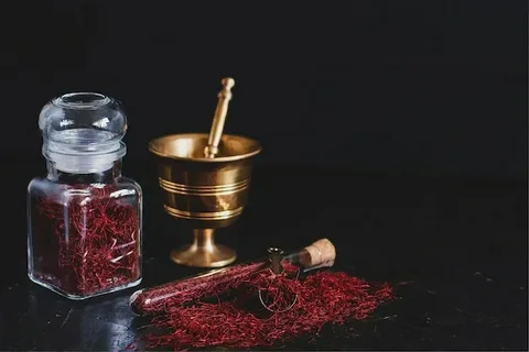 زعفران رشته‌ ای بریده ممتاز نگین با رشته‌ های درشت‌ تر و رنگ روشن‌ تر